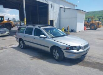  2001 VOLVO  - Image 0.