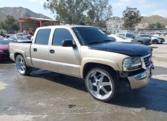  2004 GMC  - Image 0.