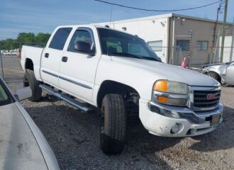  2005 GMC  - Image 0.