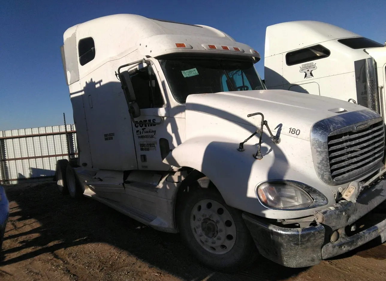 2005 FREIGHTLINER  - Image 1.