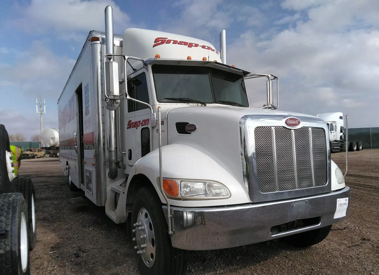 2011 PETERBILT  - Image 1.