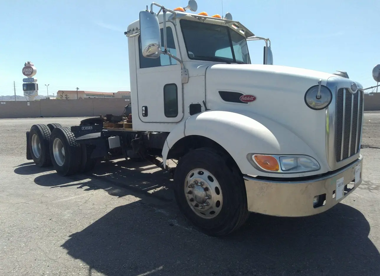 2013 PETERBILT  - Image 1.