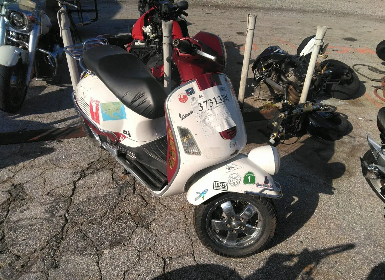 2010 VESPA  - Image 1.