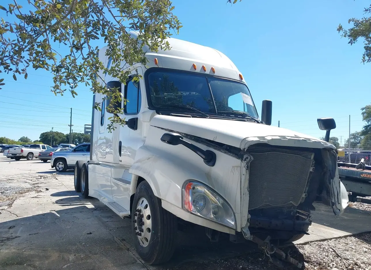 2015 FREIGHTLINER  - Image 1.