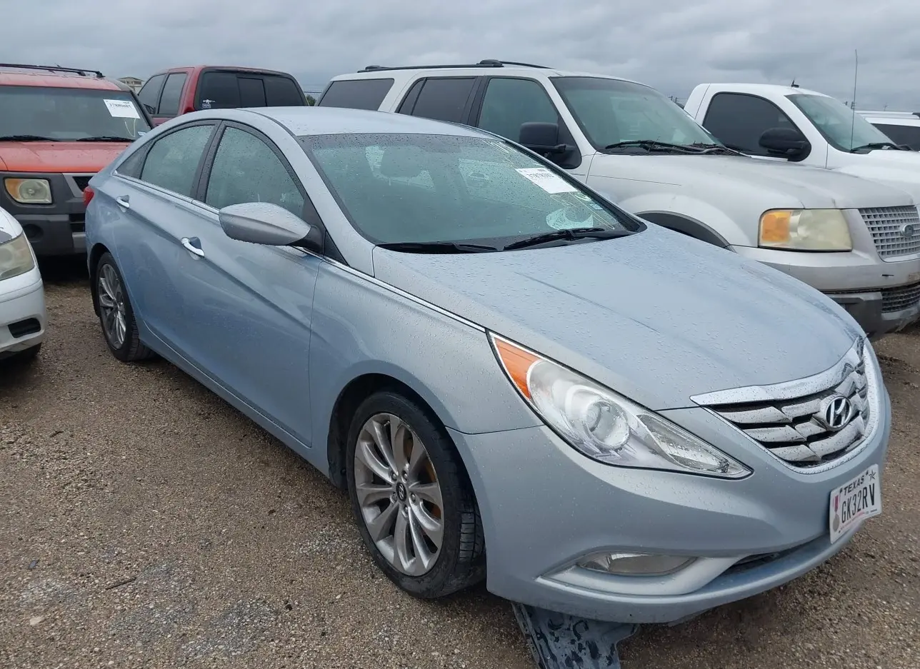 2013 HYUNDAI  - Image 1.