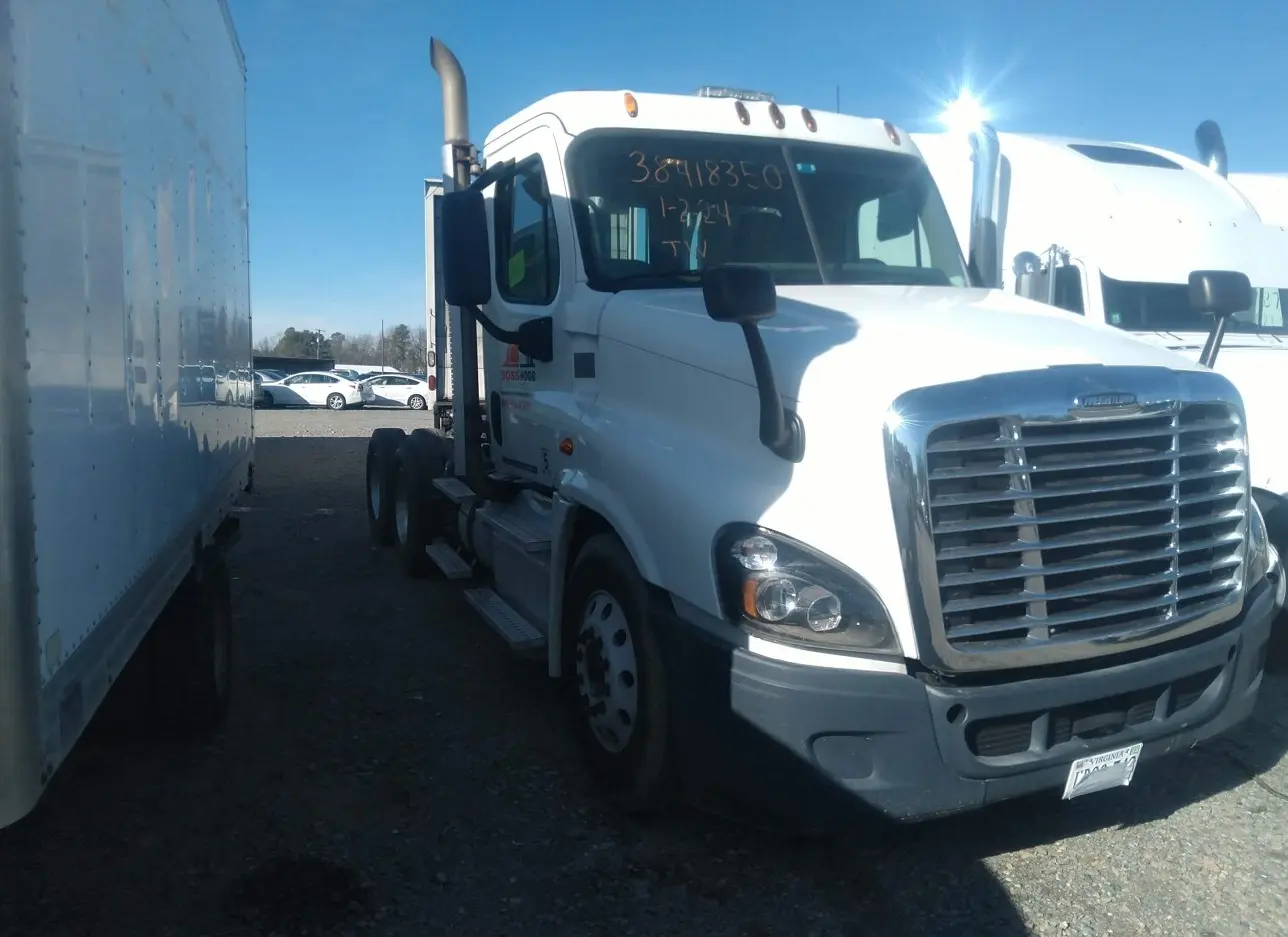 2015 FREIGHTLINER  - Image 1.