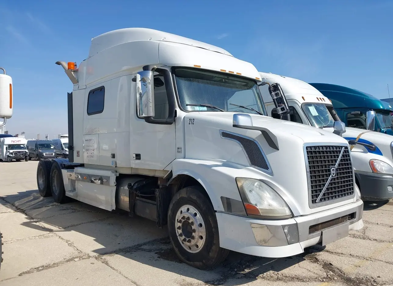 2013 VOLVO TRUCK  - Image 1.