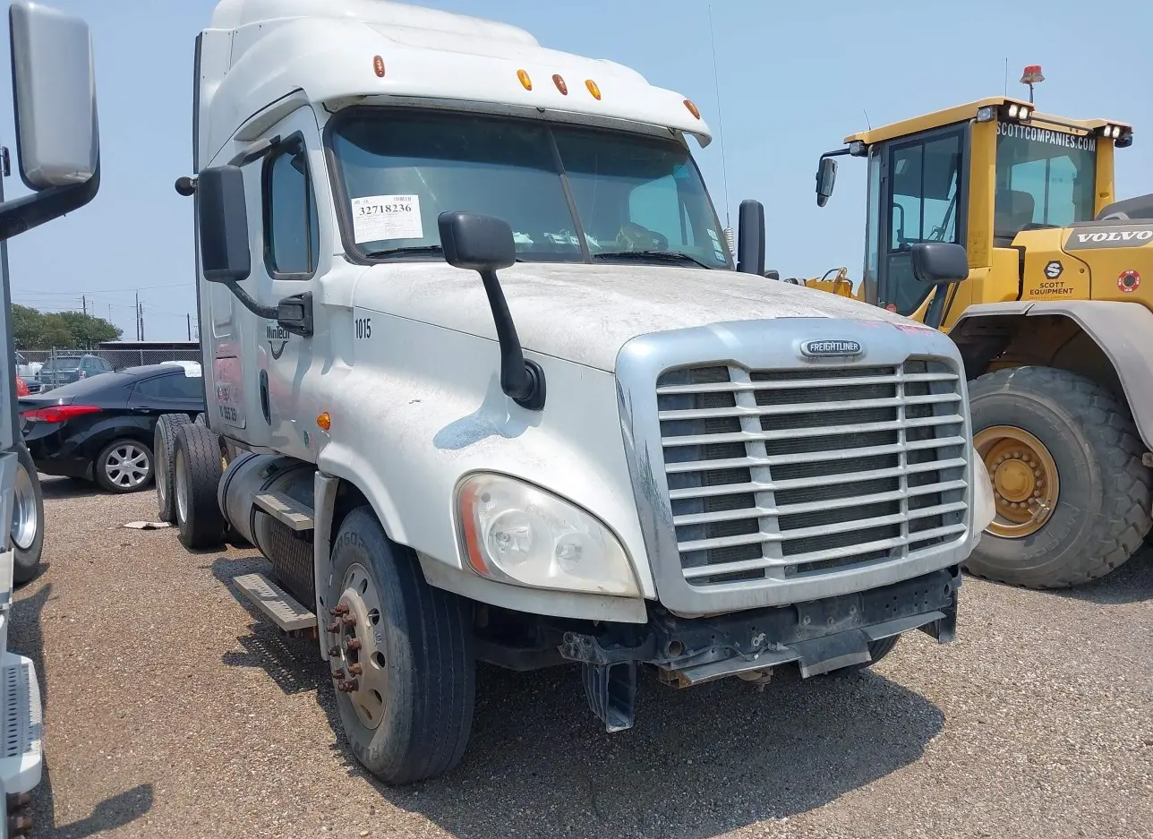 2014 FREIGHTLINER  - Image 1.