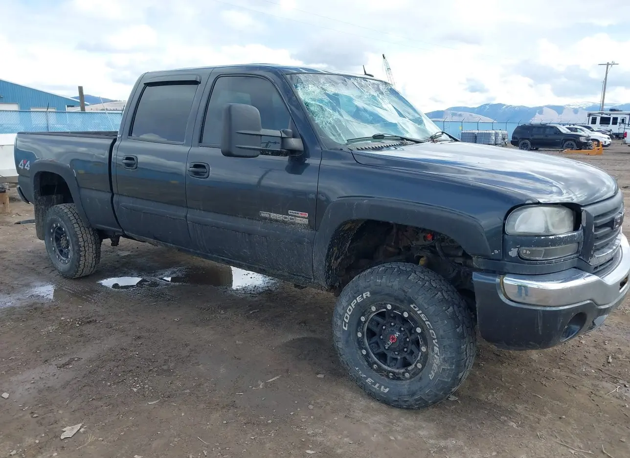 2004 GMC  - Image 1.