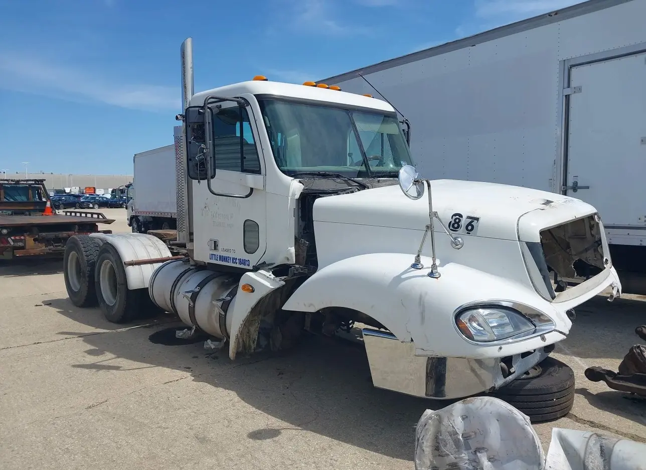 2004 FREIGHTLINER  - Image 1.