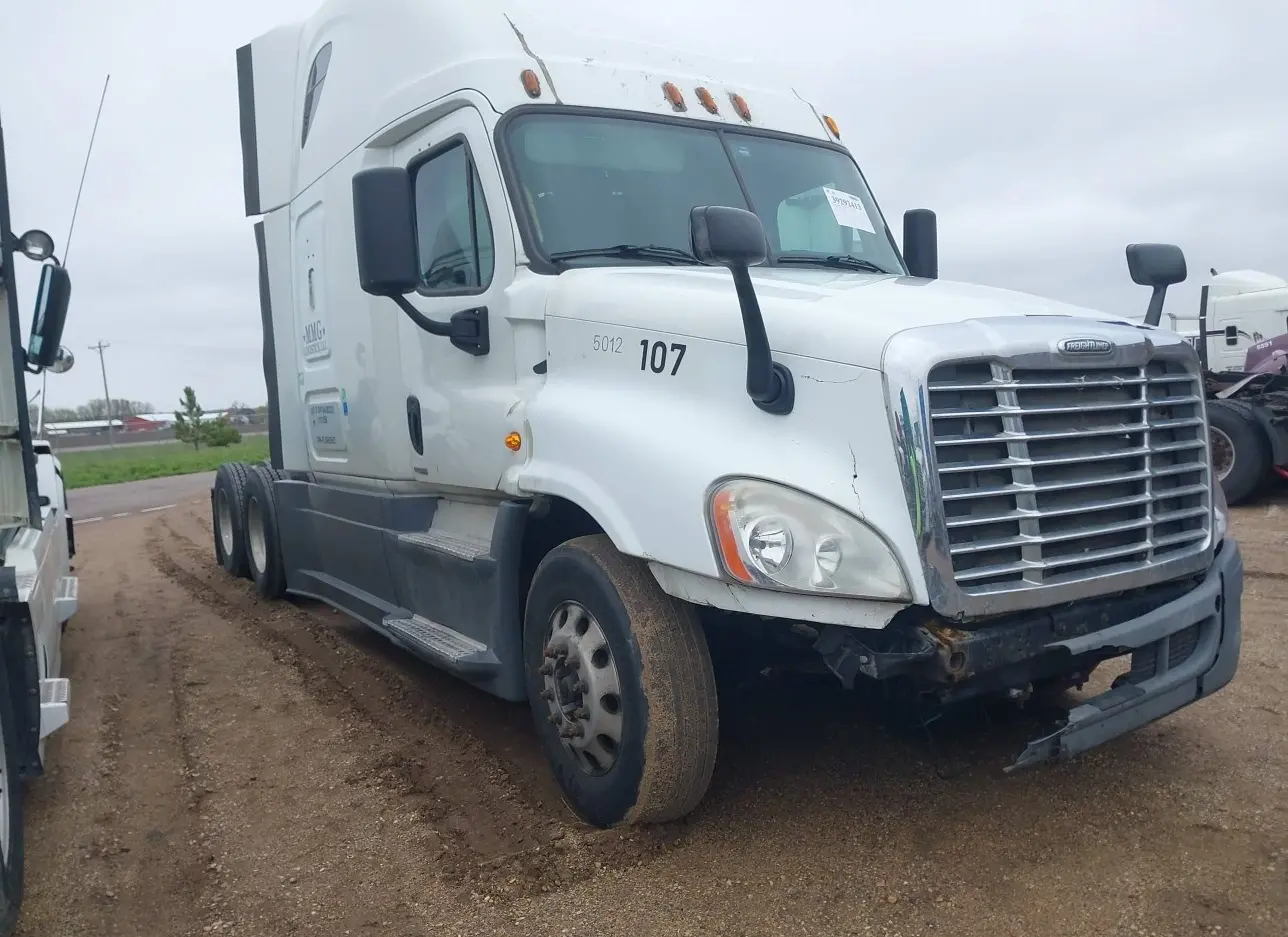 2015 FREIGHTLINER  - Image 1.