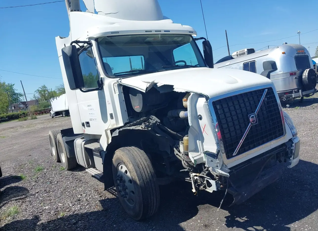 2018 VOLVO TRUCK  - Image 1.