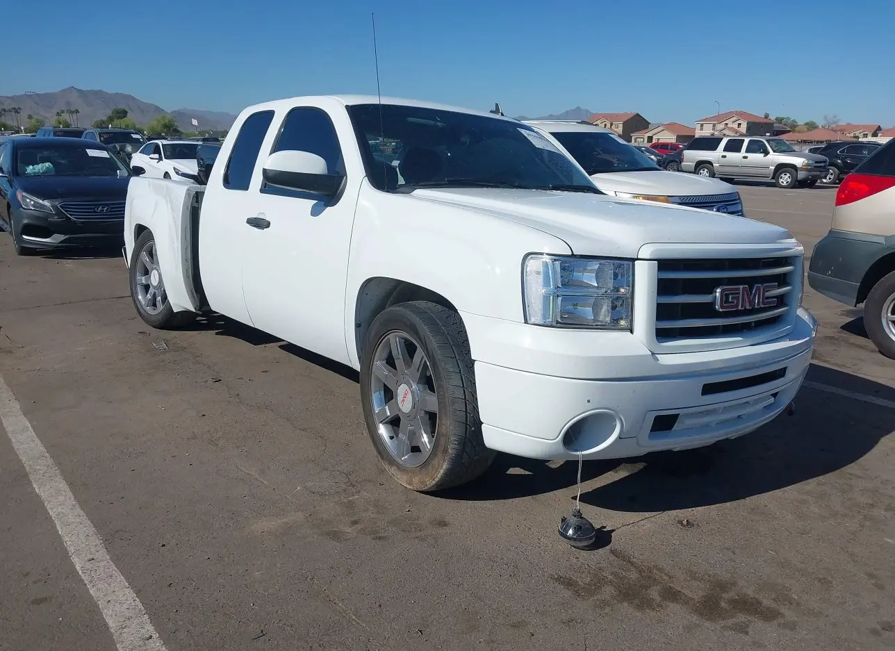 2013 GMC  - Image 1.