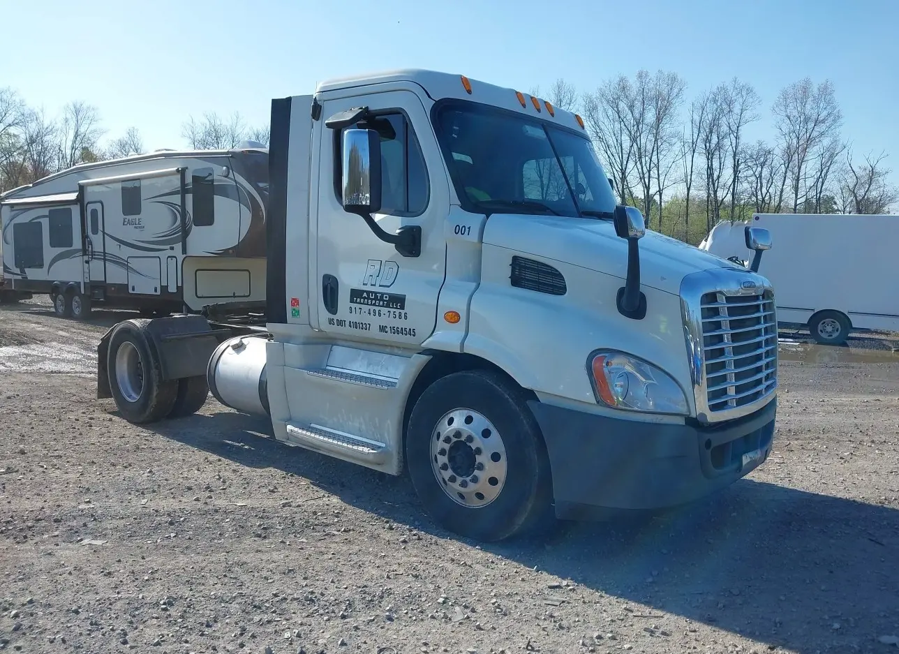 2015 FREIGHTLINER  - Image 1.