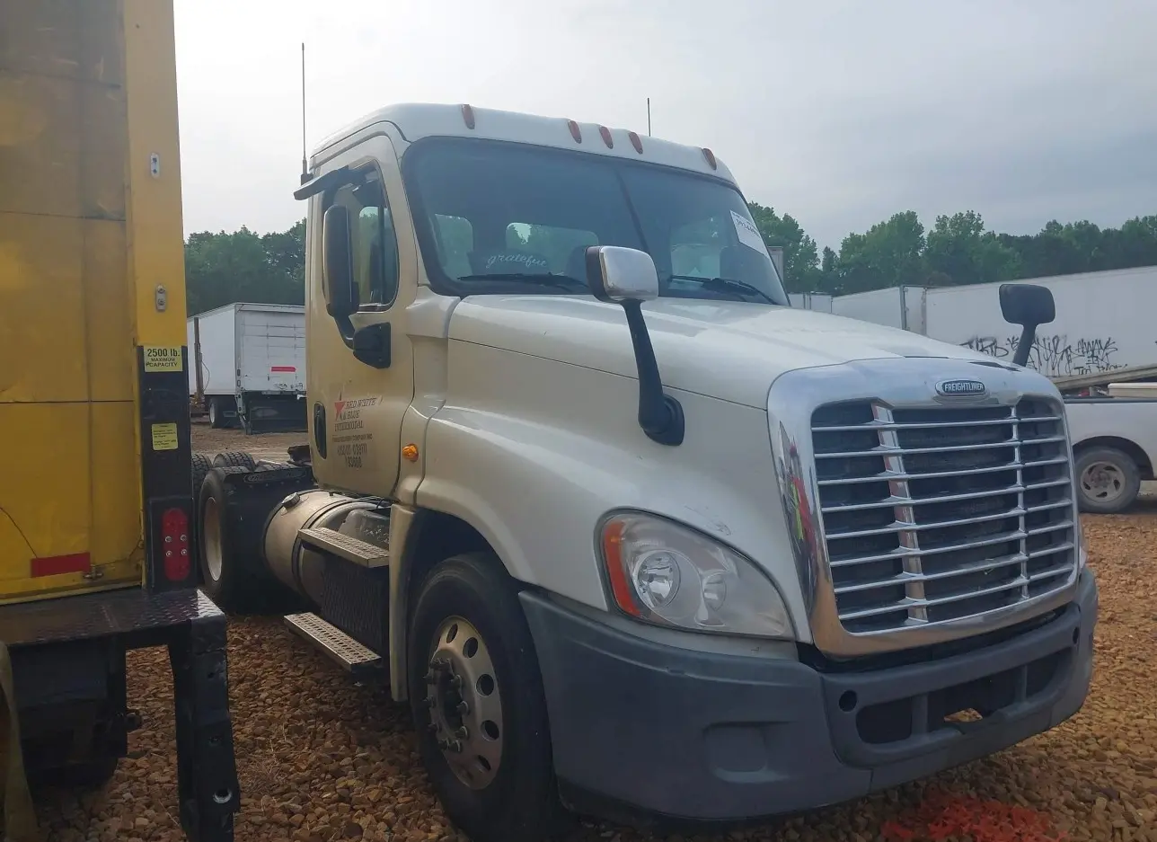 2015 FREIGHTLINER  - Image 1.