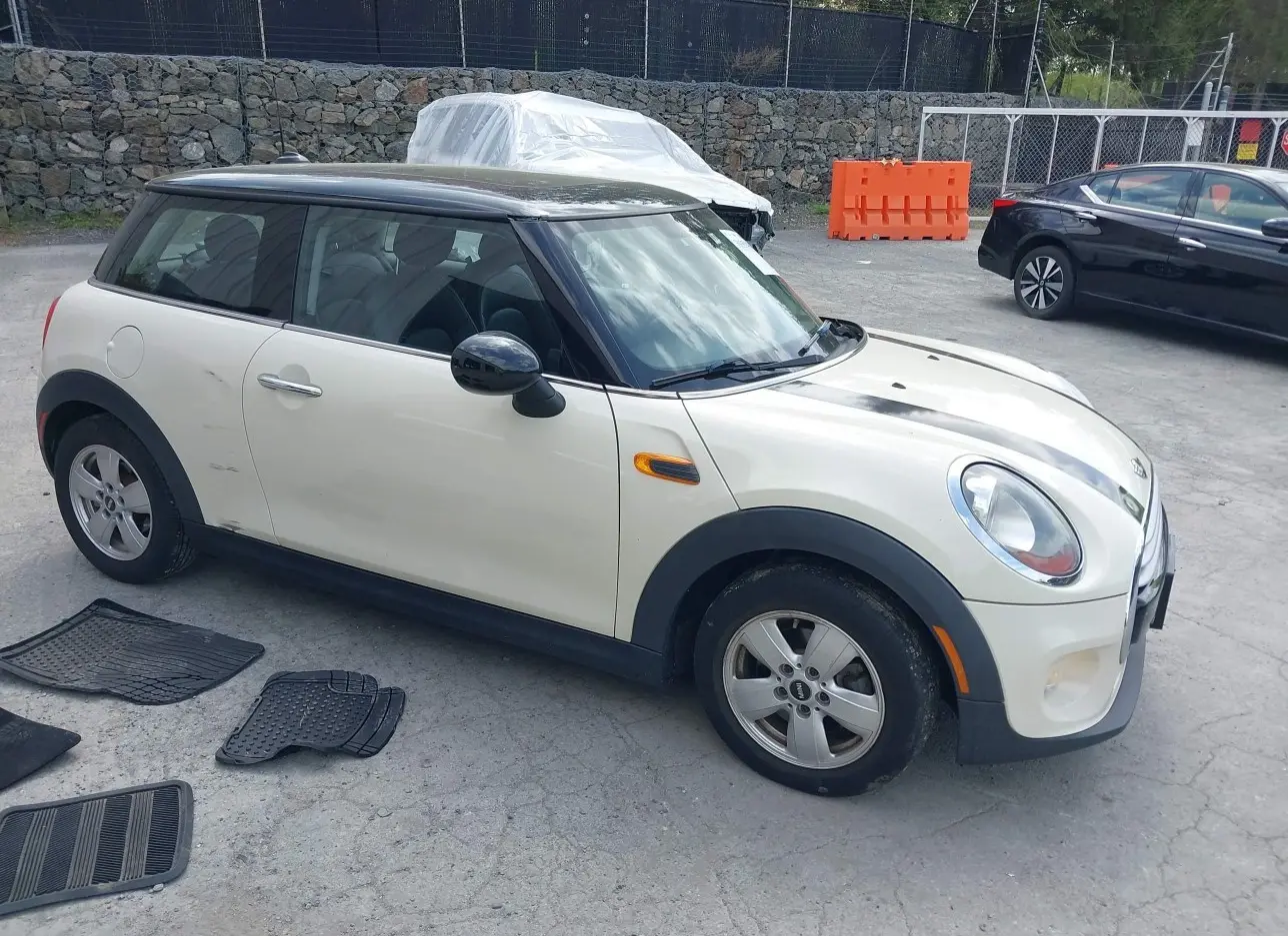 2015 MINI  - Image 1.