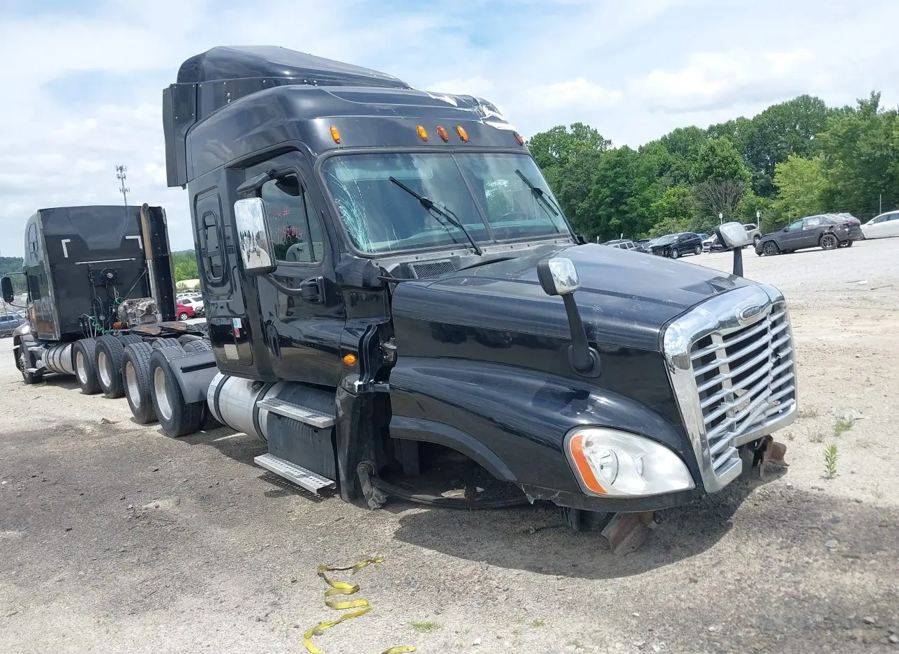 2015 FREIGHTLINER  - Image 1.