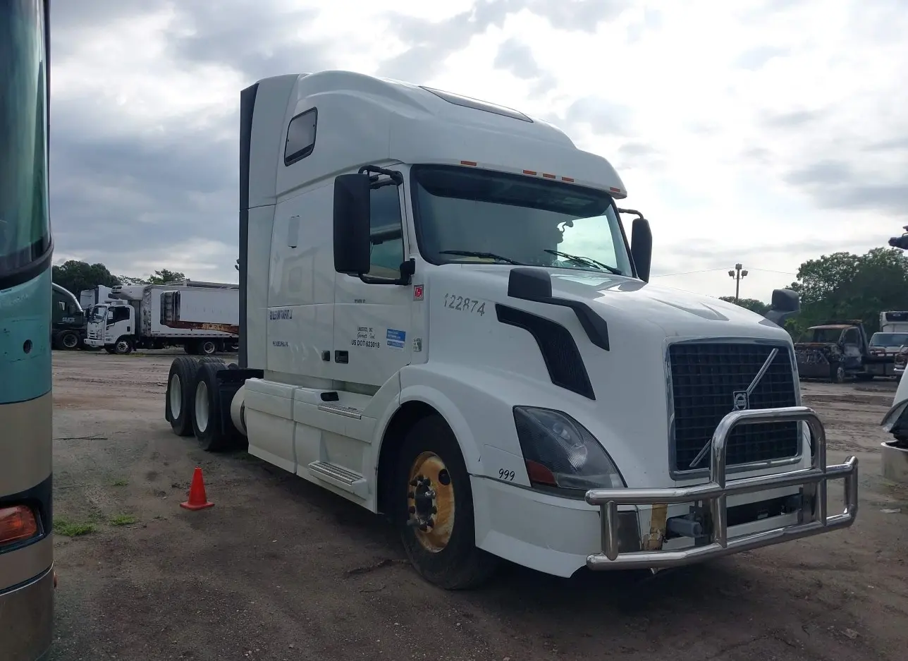 2014 VOLVO TRUCK  - Image 1.