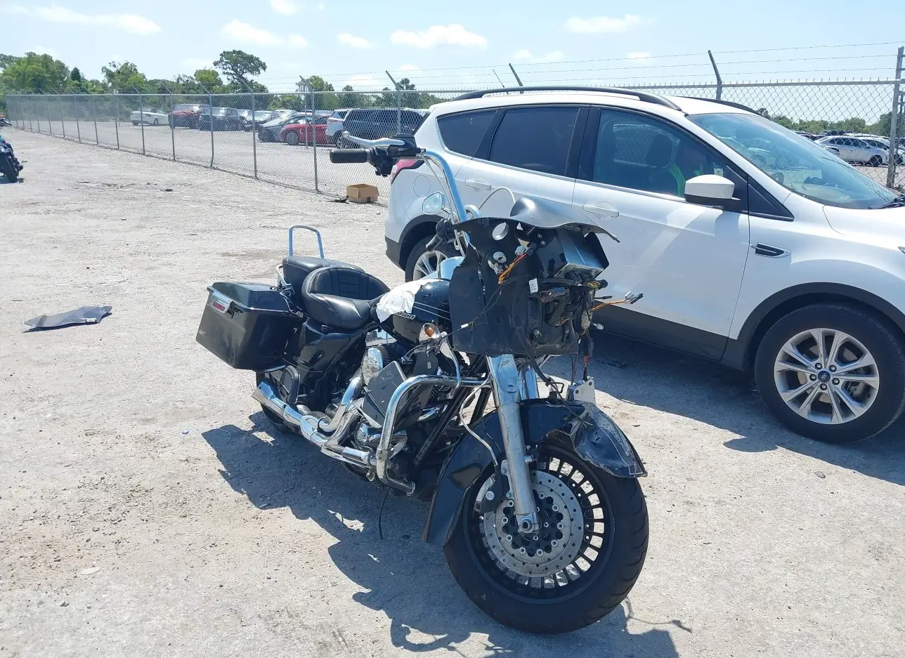 2013 HARLEY DAVIDSON  - Image 1.