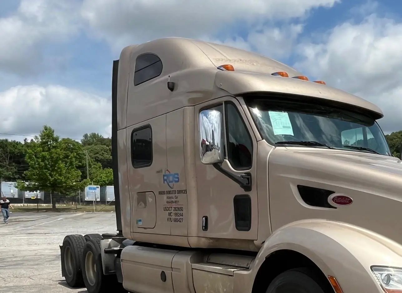 2015 PETERBILT  - Image 1.