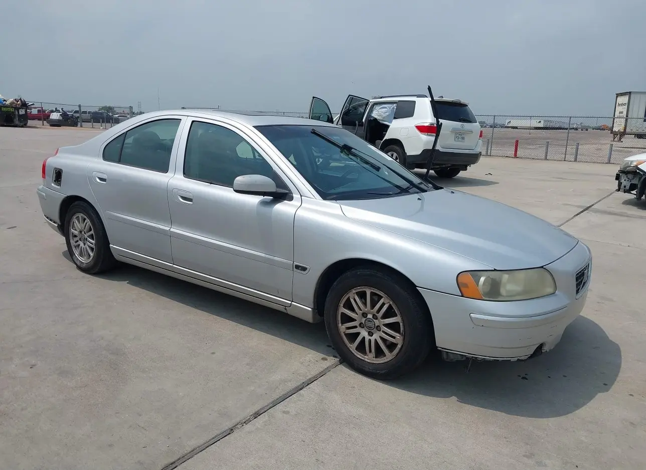 2005 VOLVO  - Image 1.