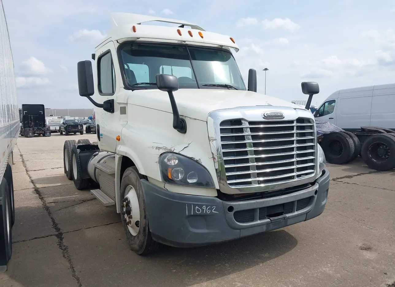 2015 FREIGHTLINER  - Image 1.