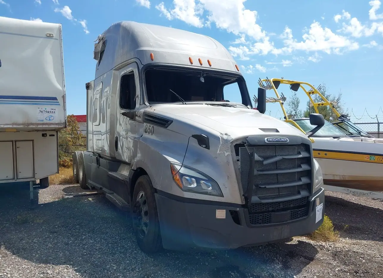 2020 FREIGHTLINER  - Image 1.