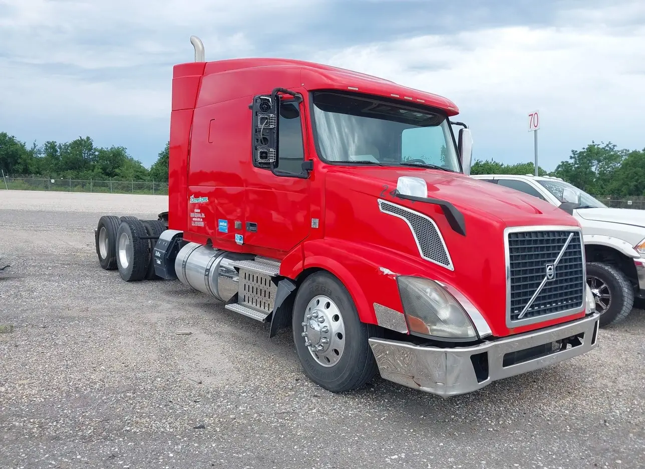 2015 VOLVO TRUCK  - Image 1.