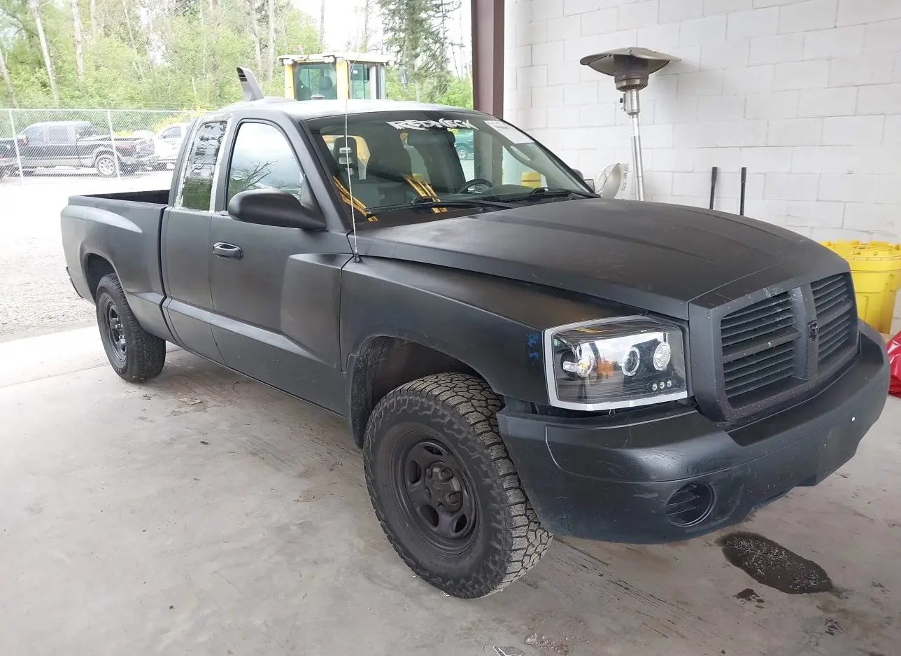 2005 DODGE  - Image 1.