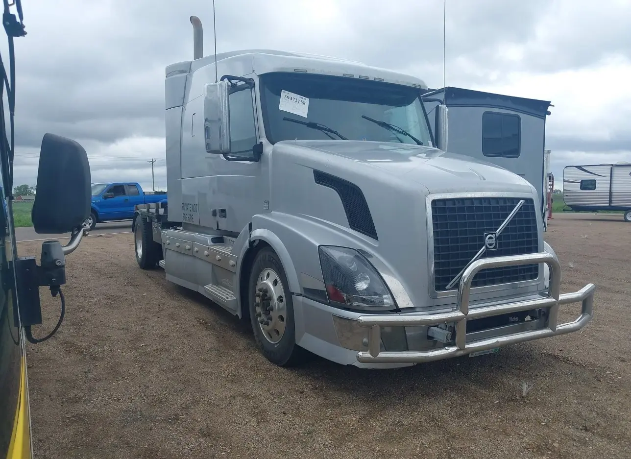 2009 VOLVO TRUCK  - Image 1.