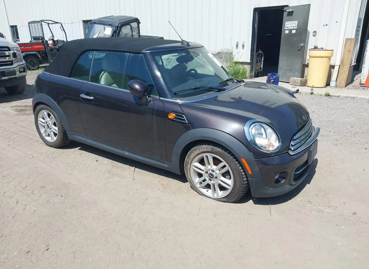 2015 MINI  - Image 1.