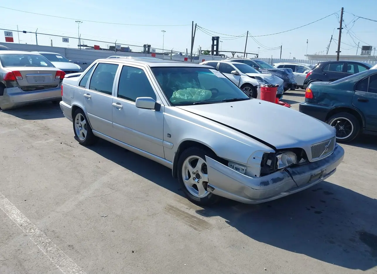 2000 VOLVO  - Image 1.