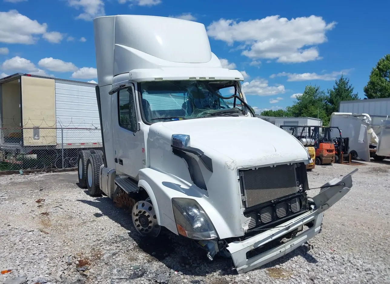 2016 VOLVO TRUCK  - Image 1.