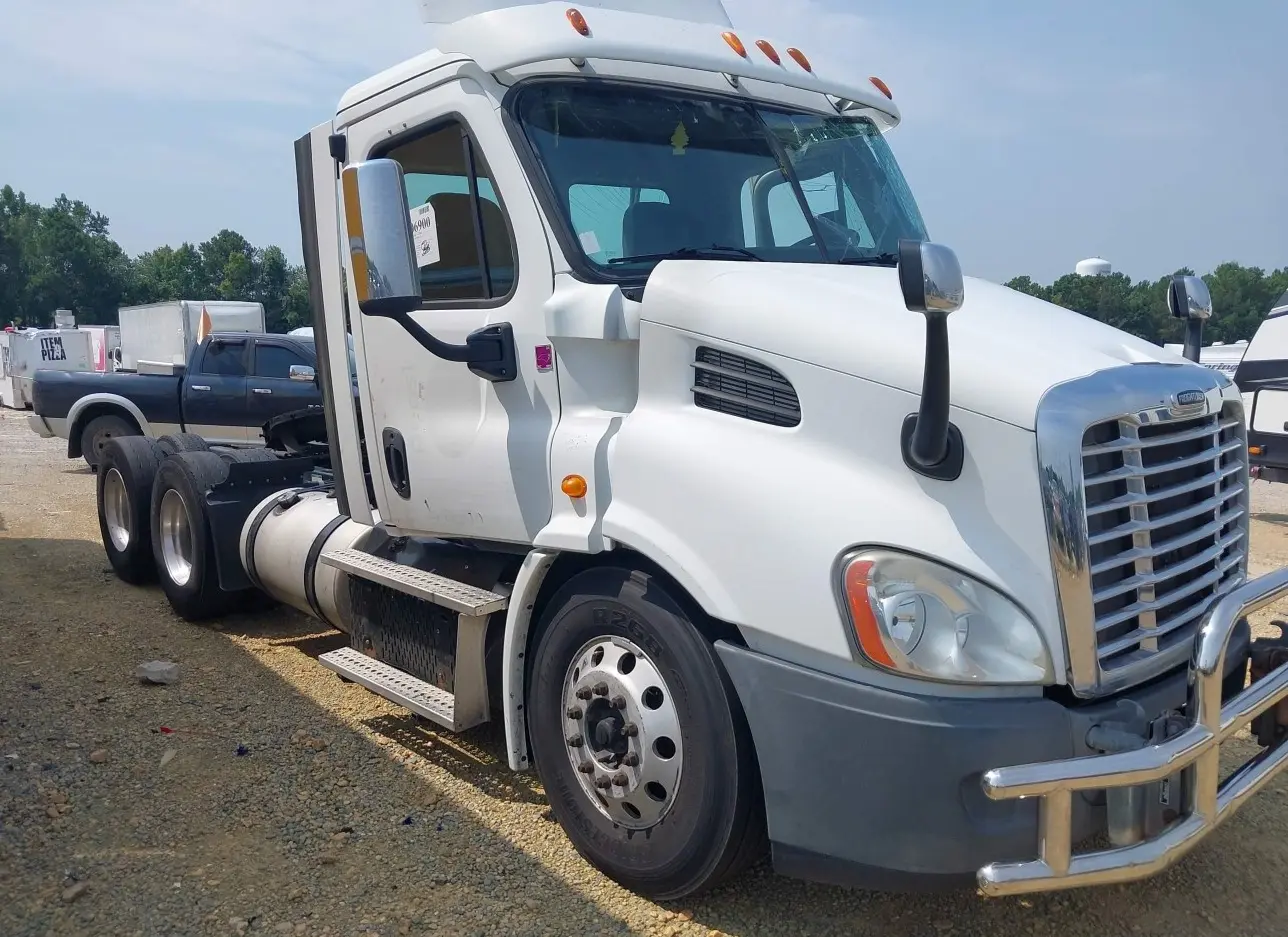 2013 FREIGHTLINER  - Image 1.