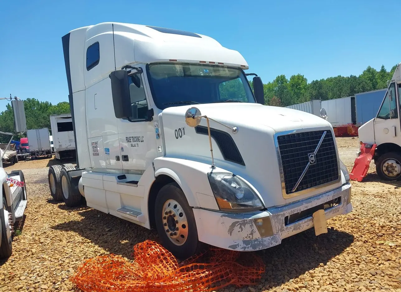 2013 VOLVO TRUCK  - Image 1.