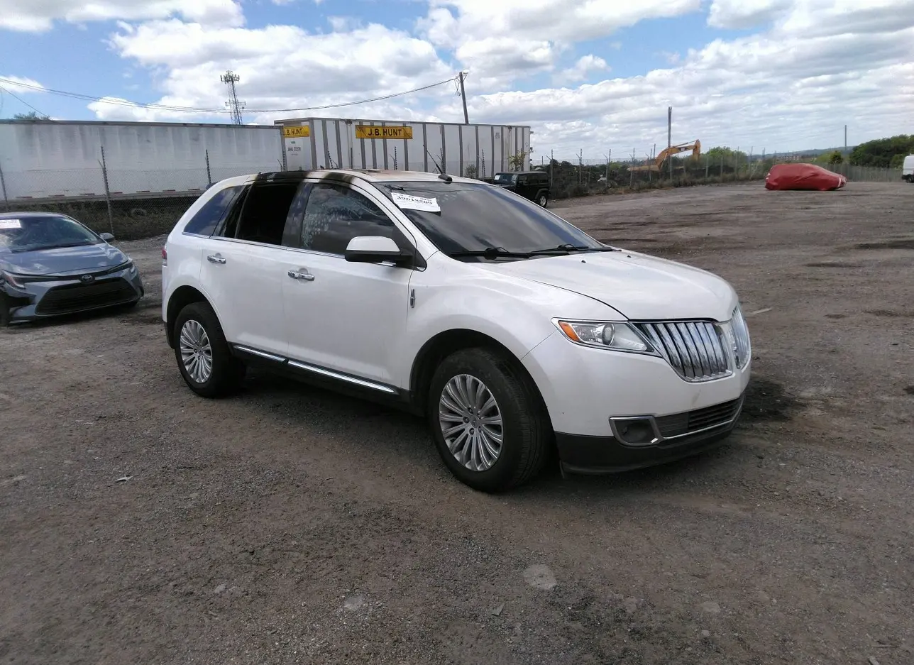 2011 LINCOLN  - Image 1.